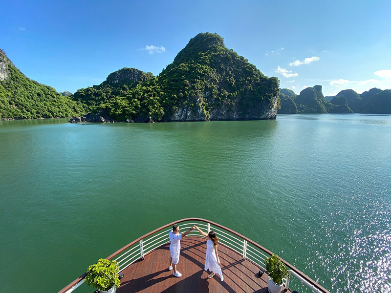 Halong Bay Cruise or Lan Ha Bay Cruise: Which Is Better? | La Regina Cruise